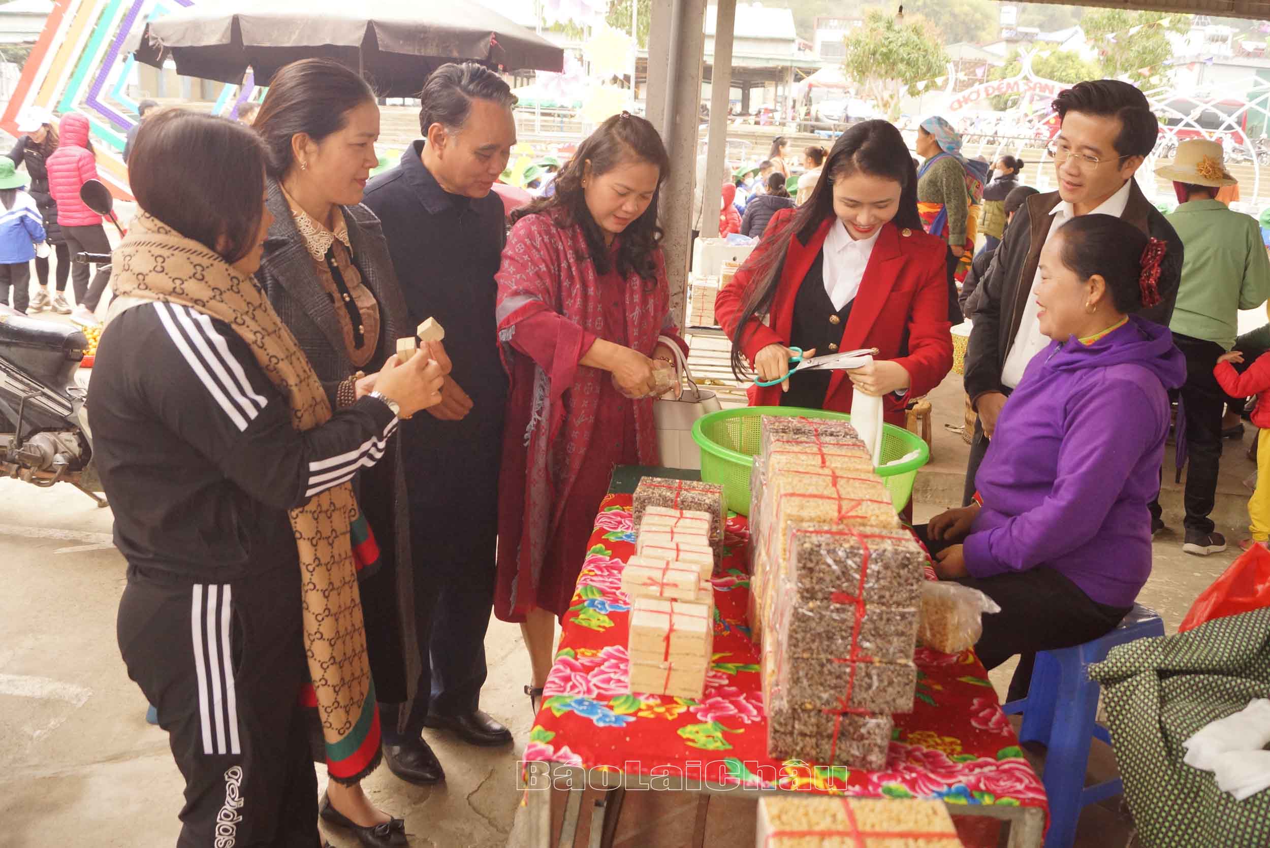 Đại biểu tham quan và trải nghiệm cắt bánh phở dân tộc Giáy.